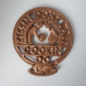 Vintage "Kissin Don't Last Cookin Do" Kitchen Trivit